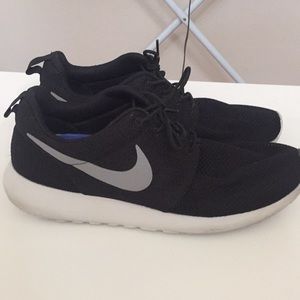 Men’s Black Roshe Run Size 9.5